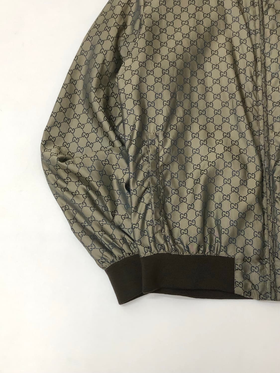 Gucci 구찌 로고 패턴 윈드 브레이커  Price : 558,000  상품이미지4