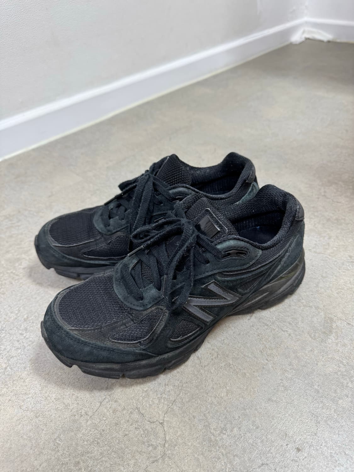 뉴발란스 990v4 트리플블랙 255 상품이미지1