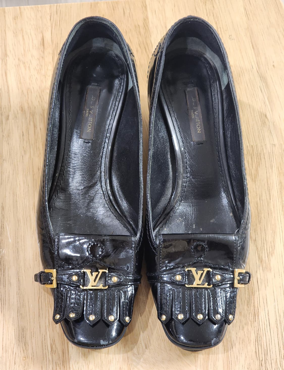 정품 루이비통 블랙 페이던트 LV 장식 구두 상품이미지1