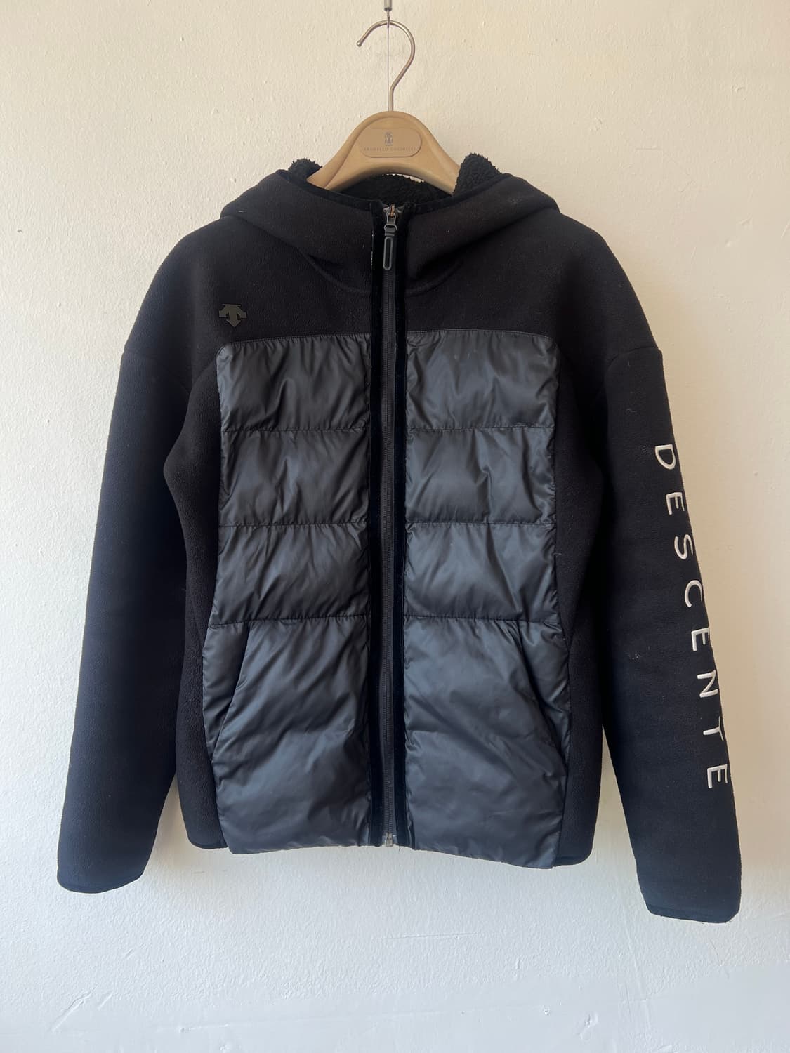 데상트 여성 블랙 하이브리드 패딩플리츠 후드집업점퍼 상품이미지2