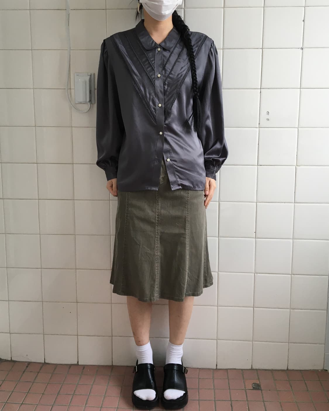 Line detail glossy blouse 상품이미지1