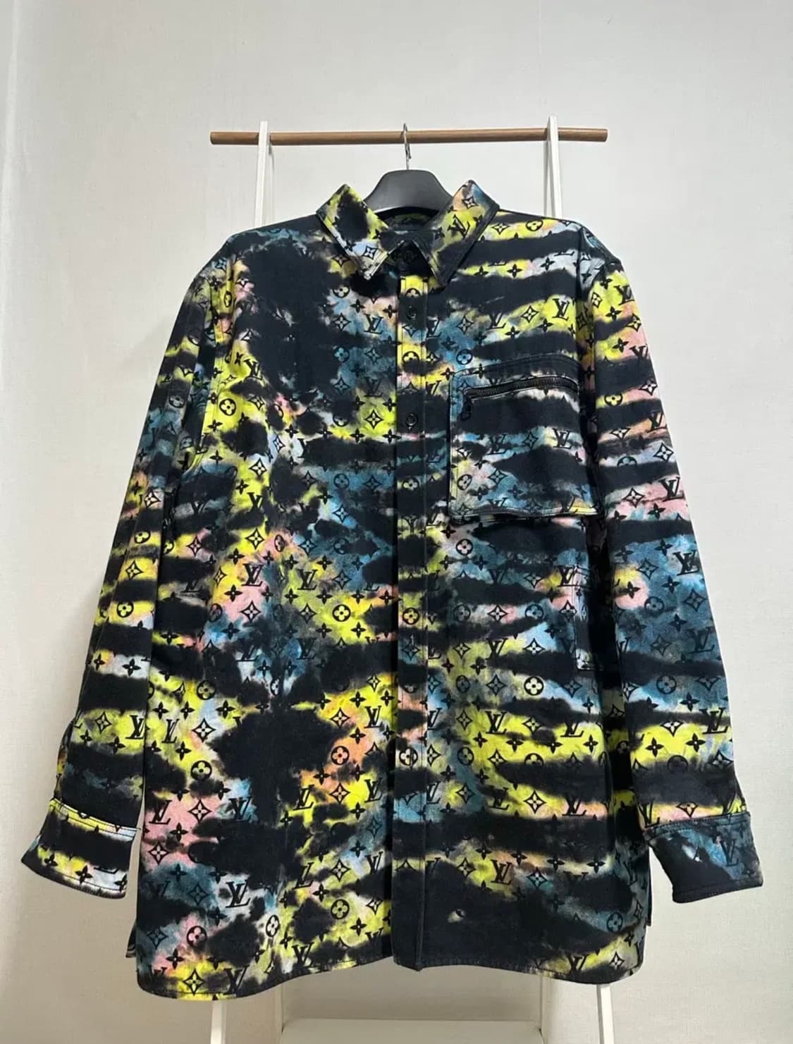 루이비통 타이 다이 모노그램 셔츠 5L 상품이미지1