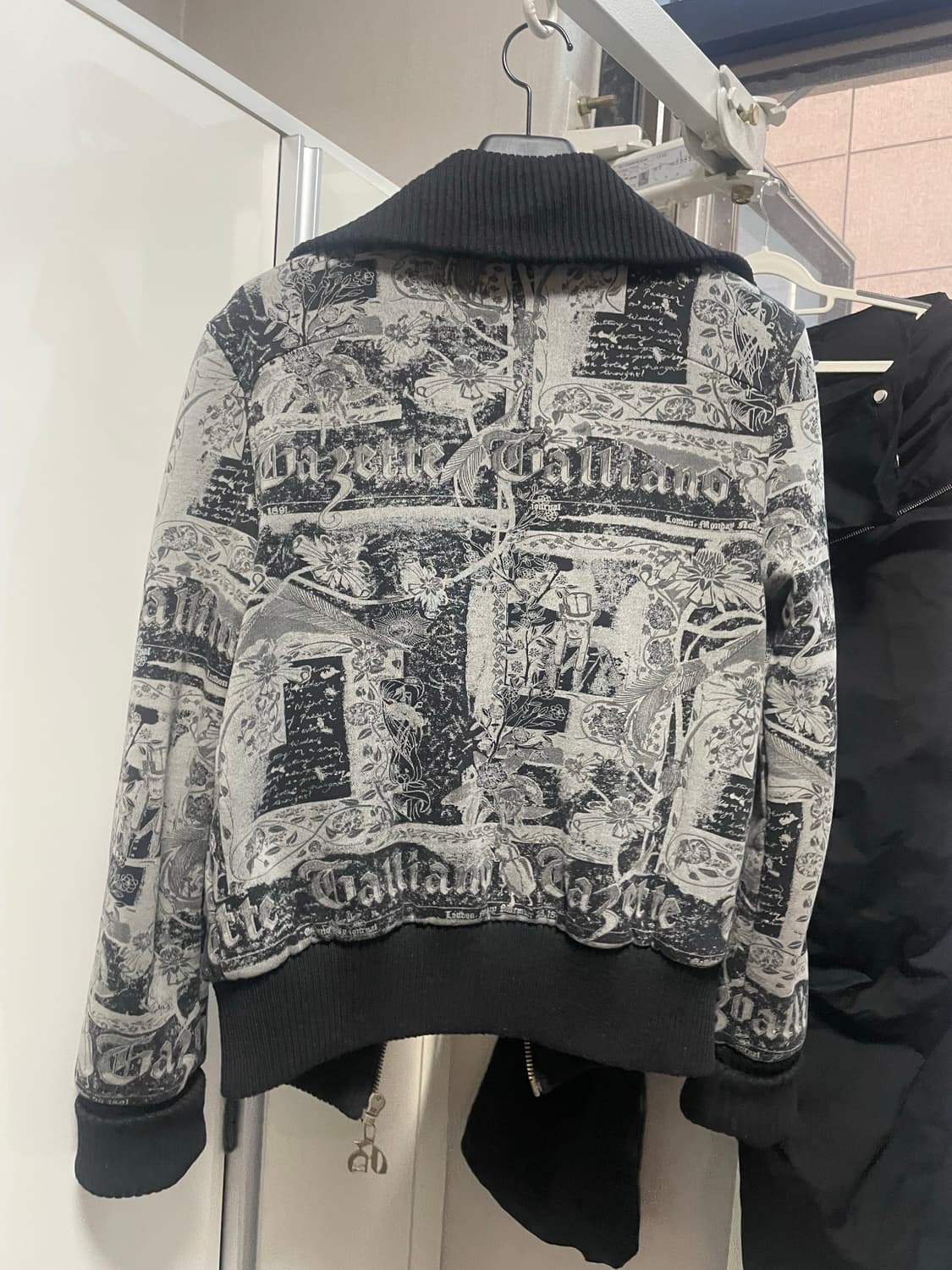 존 갈리아노 뉴스페이퍼 하이넥 집업 자켓 (L) 상품이미지2