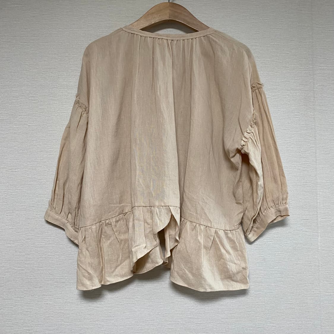 베이지 컷팅 셔링 프릴 블라우스 베이지 S 상품이미지5
