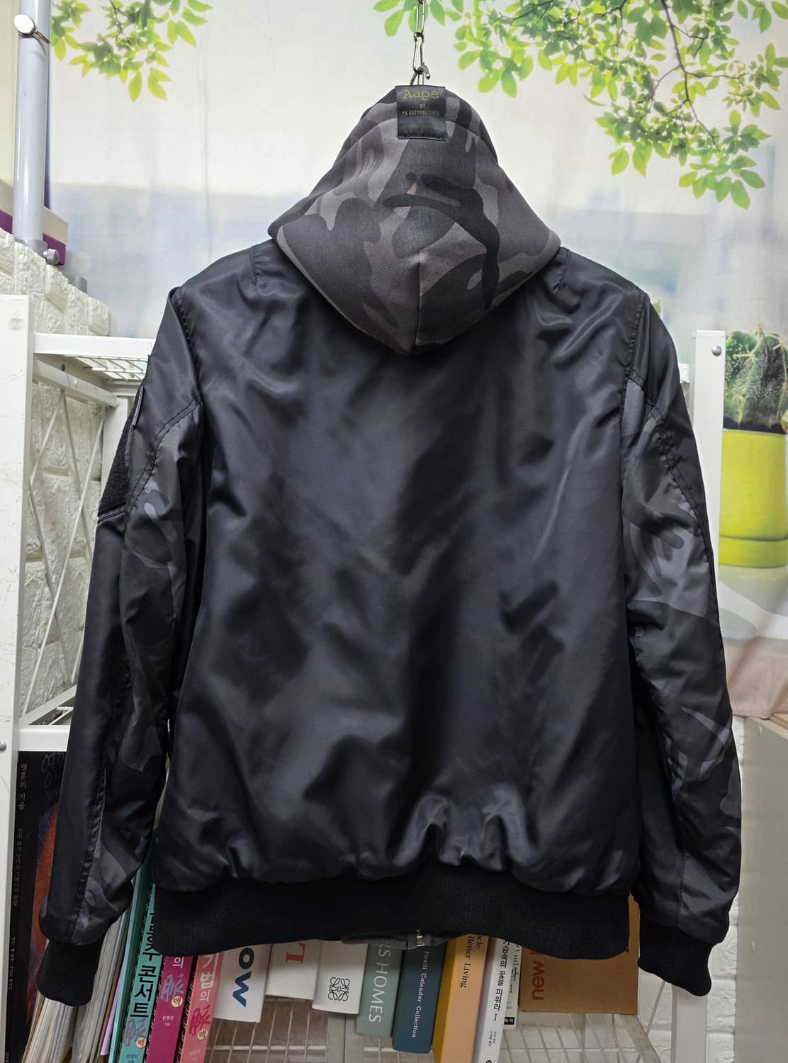 에이프 리버시블 후드집업자켓 
한쪽은 블랙 MA-1 항공점퍼
반대쪽은 그 상품이미지6