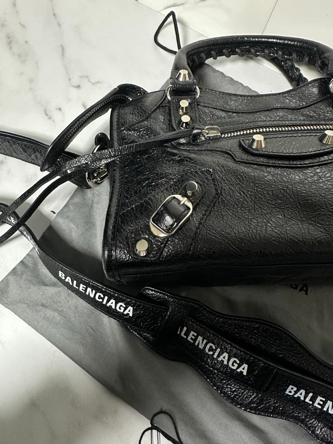 [SA급 정품] 발렌시아가 로고스트랩 시티 모터백 미니  상품이미지5