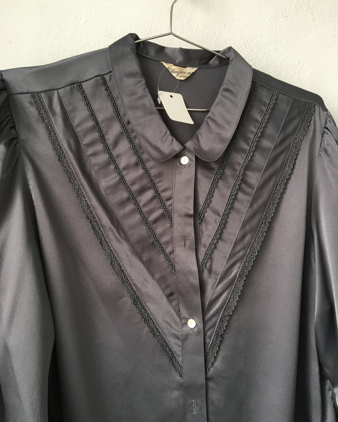 Line detail glossy blouse 상품이미지4