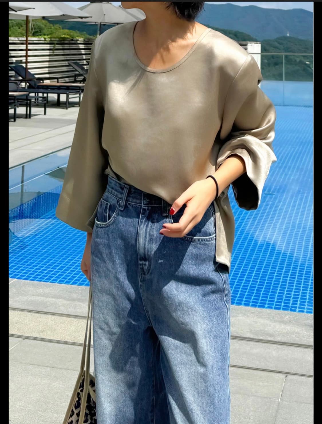 새상품 mombbe 몸빼 알리사 새틴 블라우스 상품이미지1