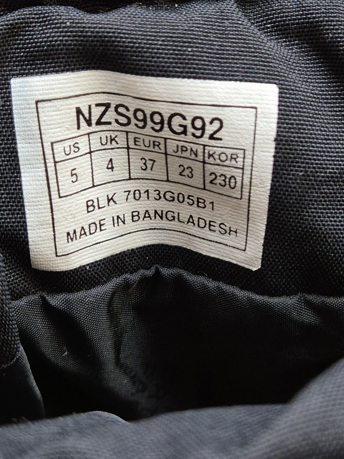 블랙 색상의 노스페이스 패딩 부츠 230mm입니다. 퀼팅 디자인이 적용되 상품이미지6