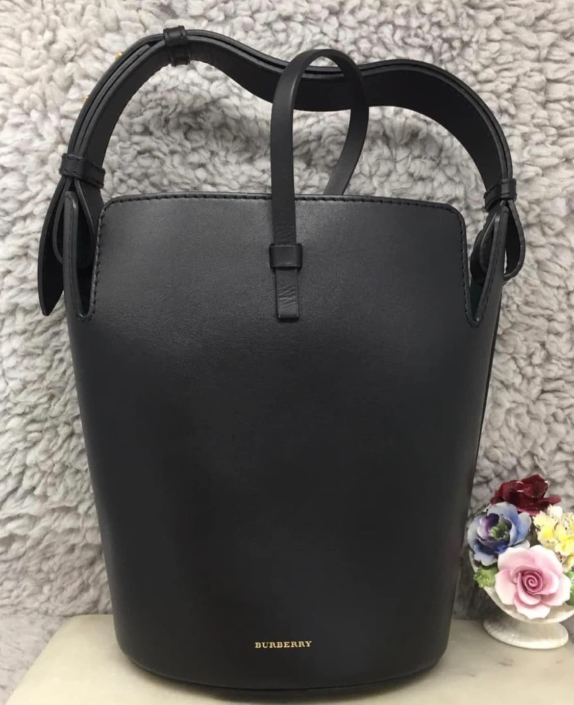 버버리 레더 버킷백 상품이미지1