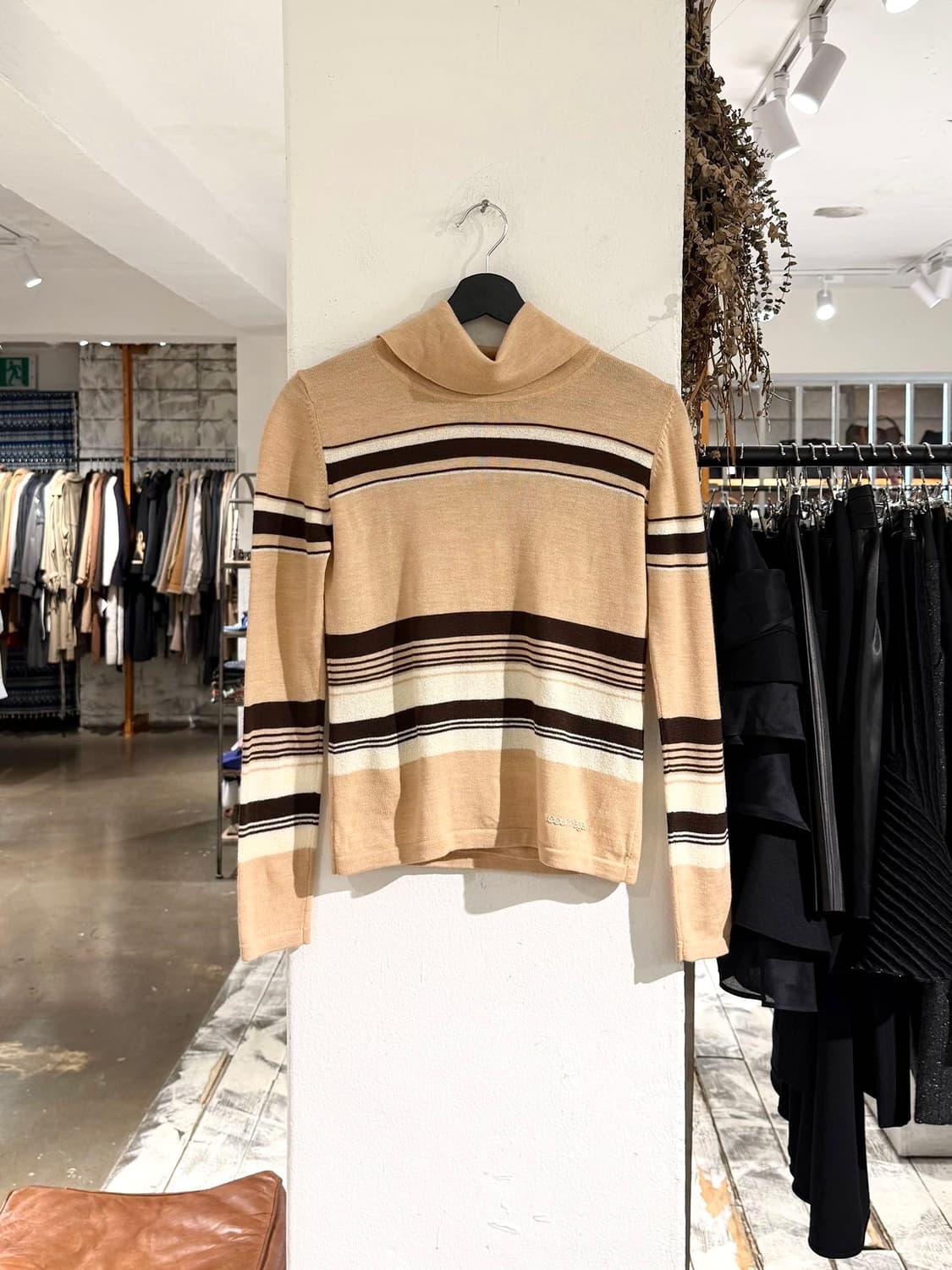 꾸레쥬 베이지 스트라이프 터틀넥 니트 스웨터  상품이미지1