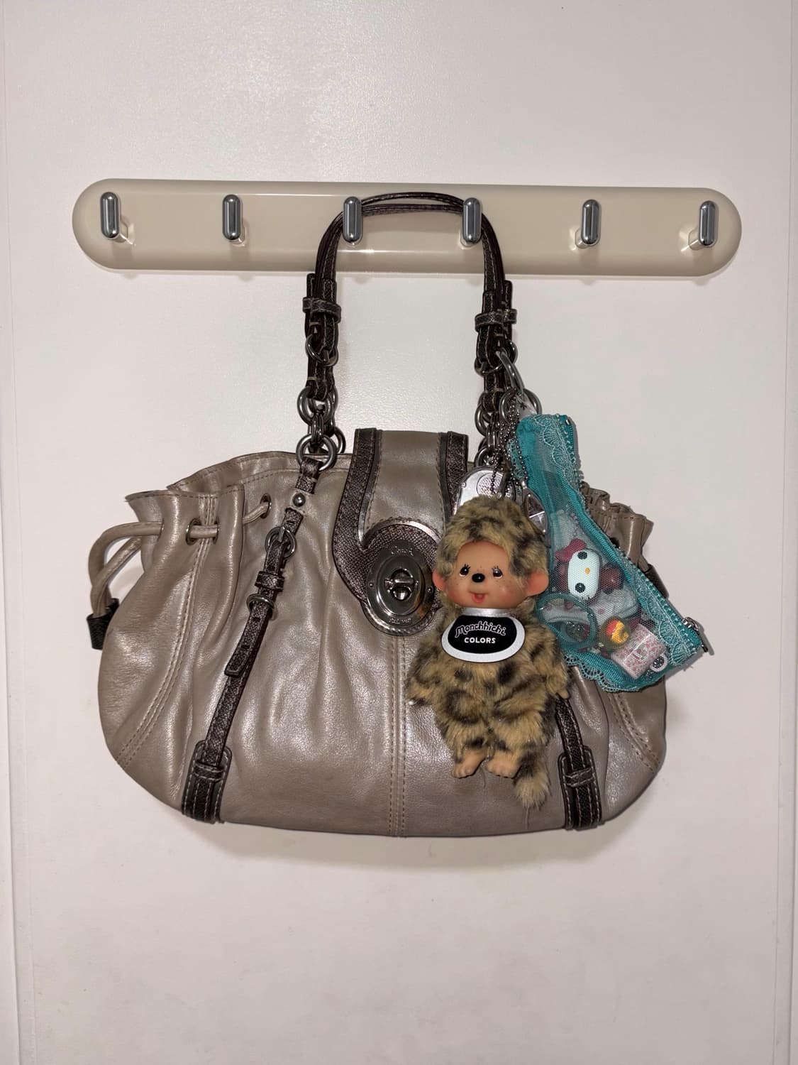 Coach silver glitter hand bag 상품이미지1