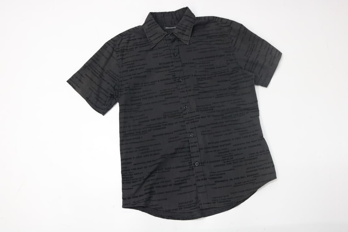 모더엠 타이포그래피 올오버 프린트 블랙 반팔 셔츠 (L) 상품이미지2