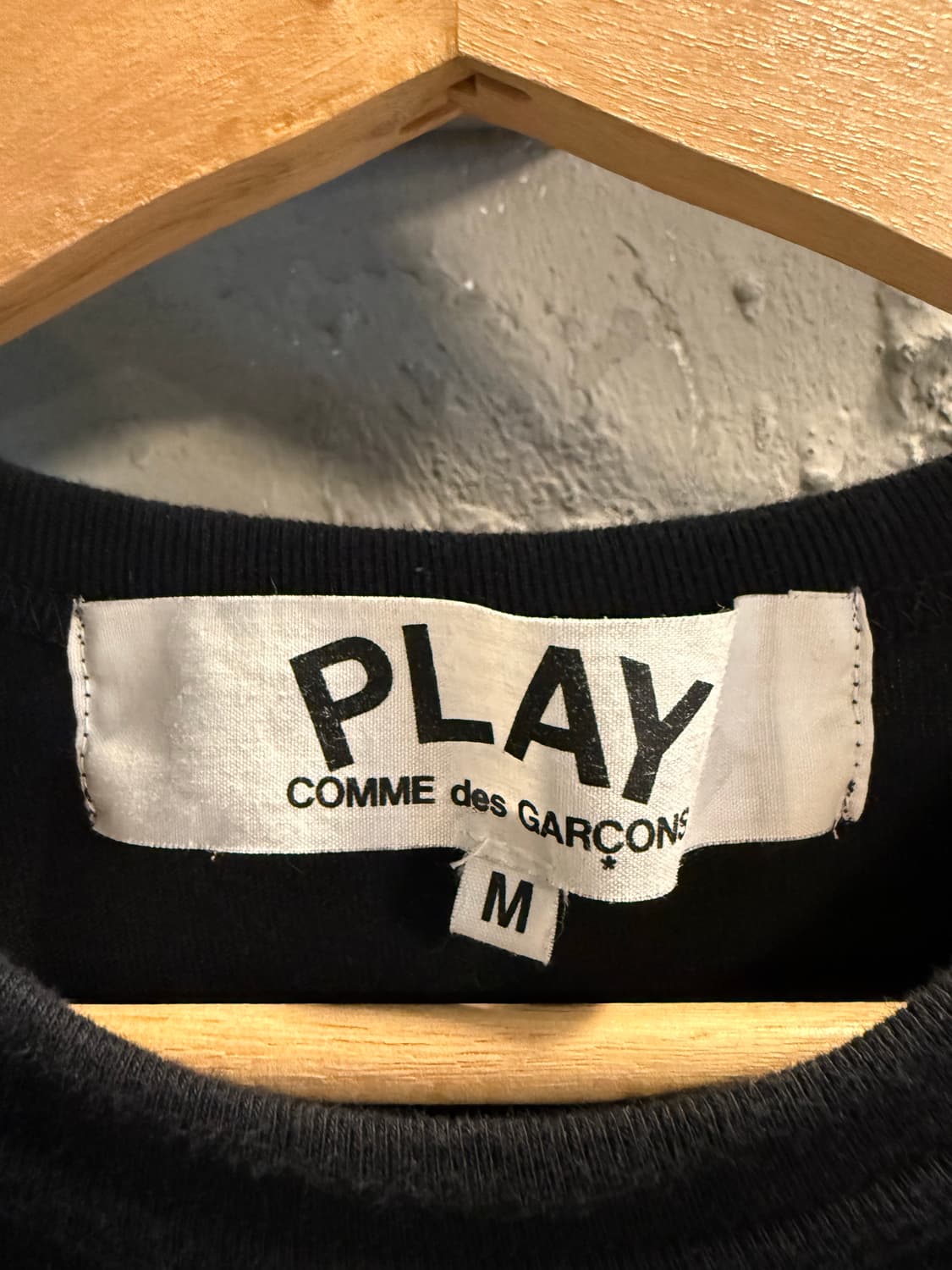 M 꼼데가르송 PLAY 하트 와펜 반팔 티셔츠 블랙 상품이미지5
