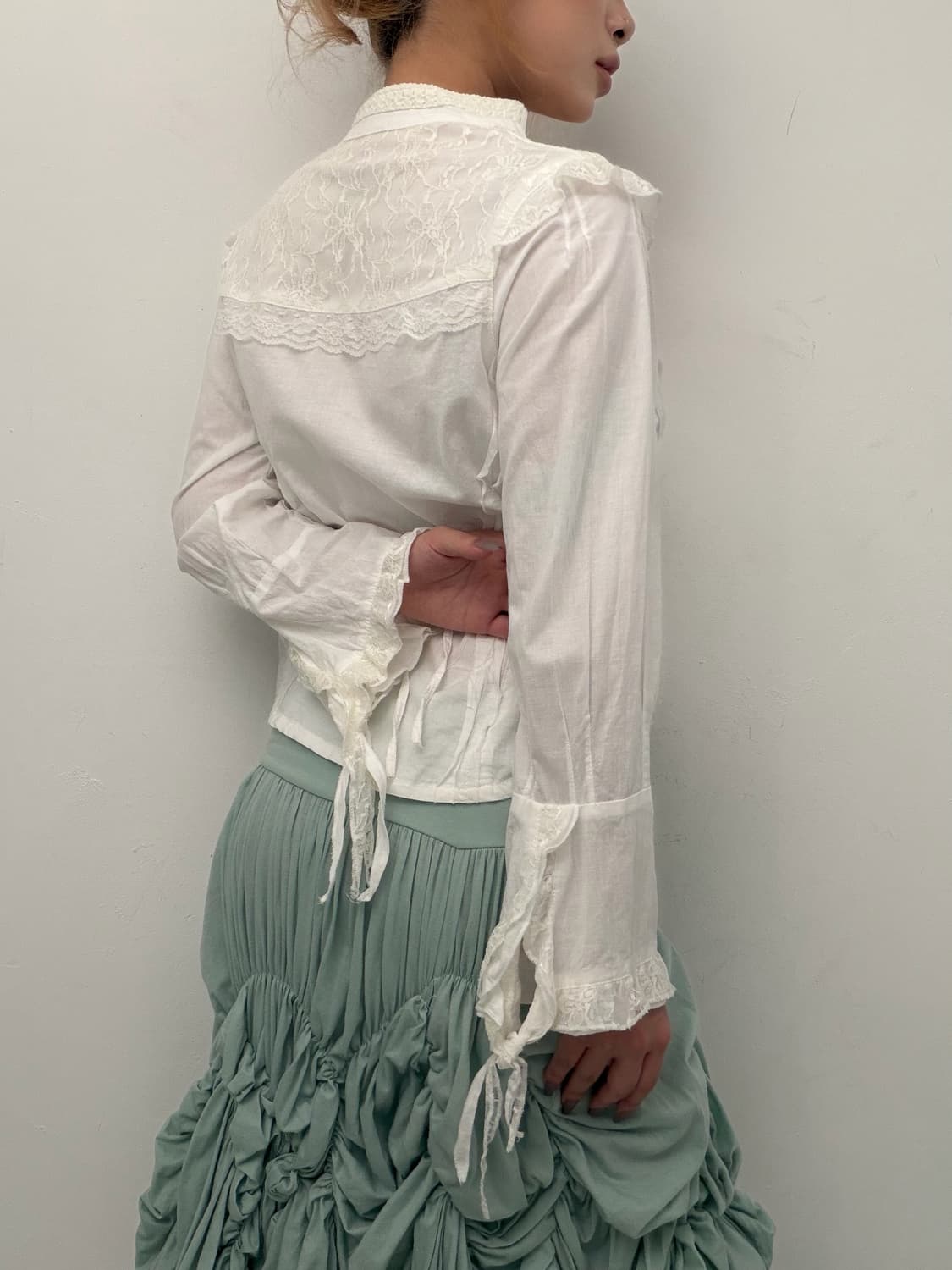 화이트 프릴 레이스 셔츠 상품이미지3