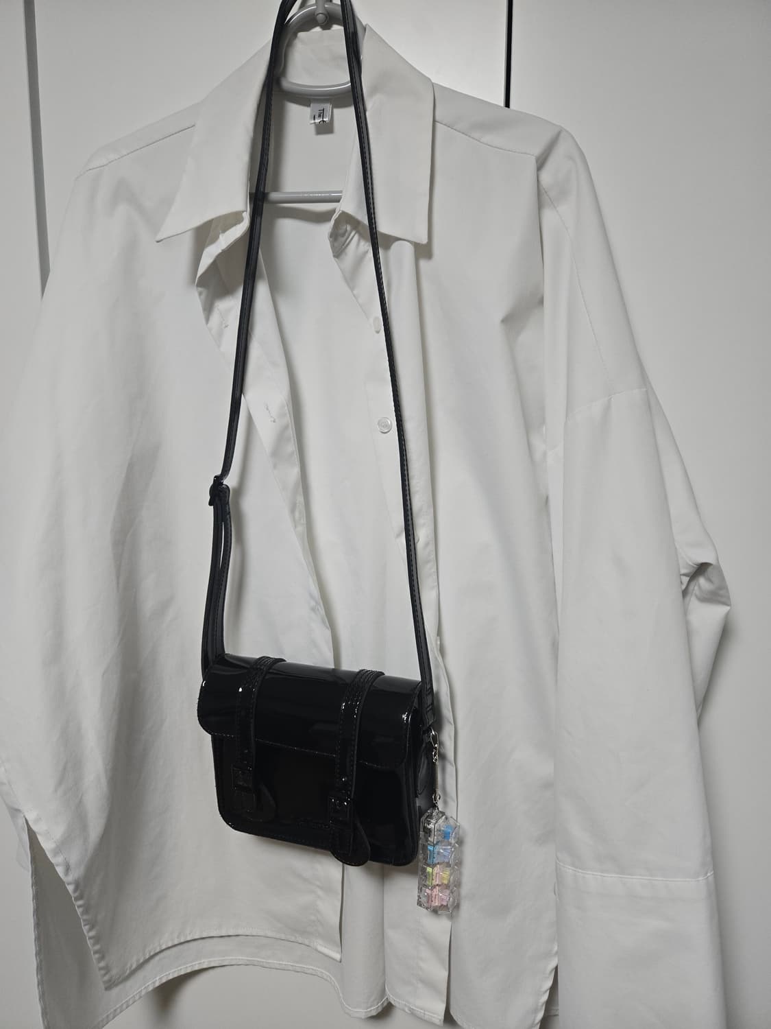 닥터마틴 7인치 올블랙 페이턴트 사첼백 상품이미지6