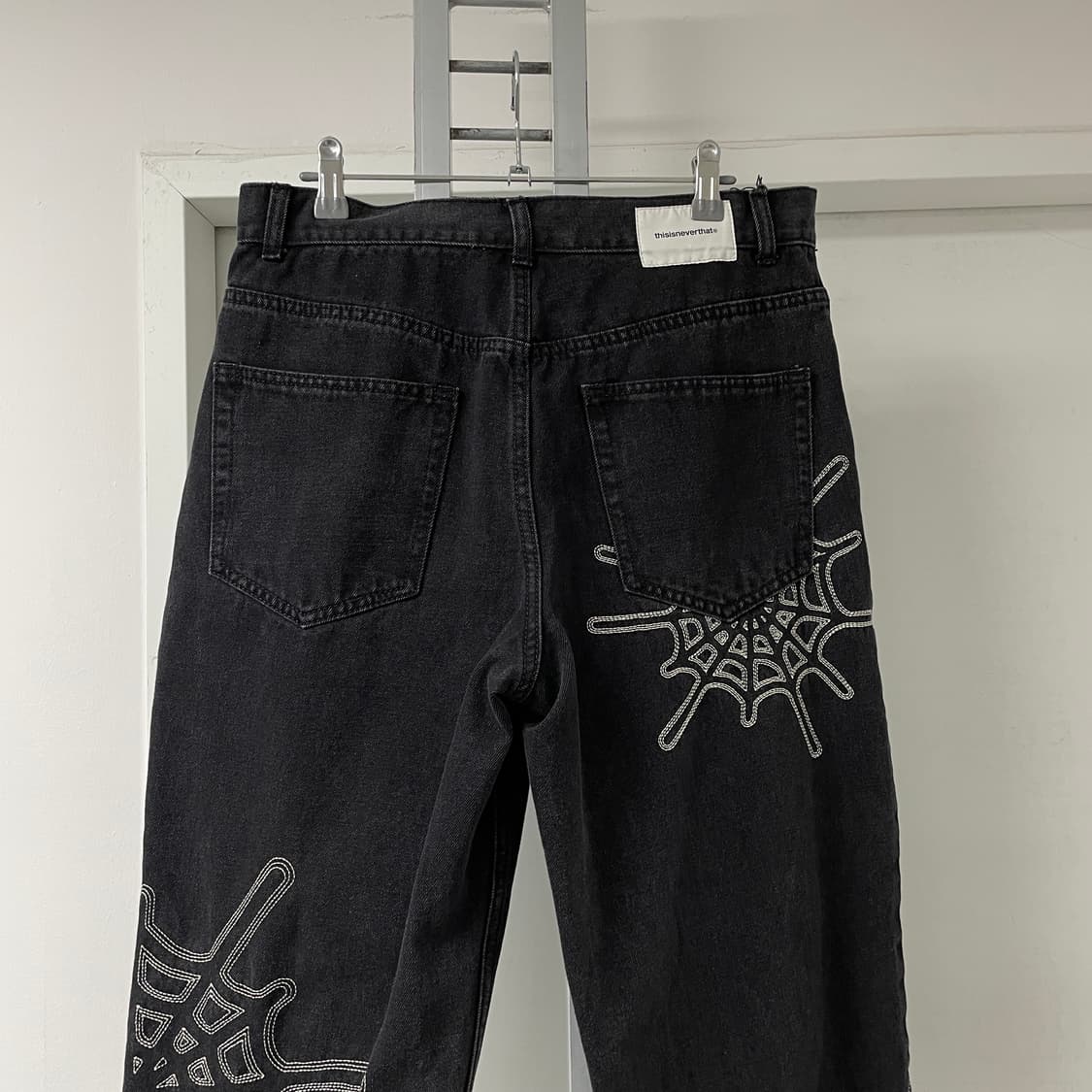 디스이즈네버댓 거미줄 자수 데님 팬츠 M 상품이미지2