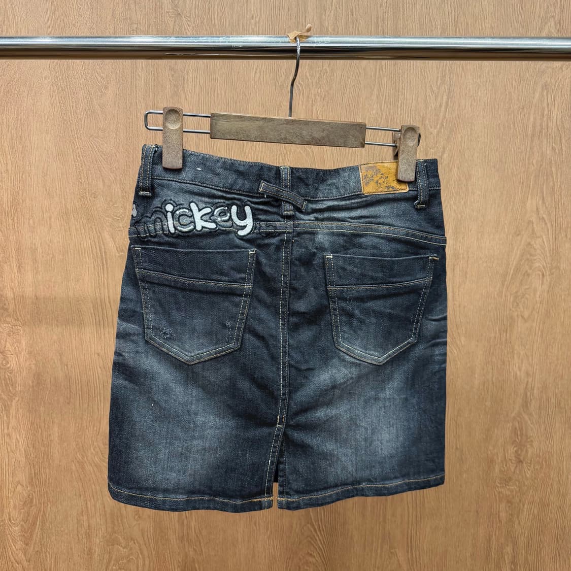 디즈니 데님 미니 스커트 미키 프린팅 백 슬릿 디테일 H라인 흑청 상품이미지3