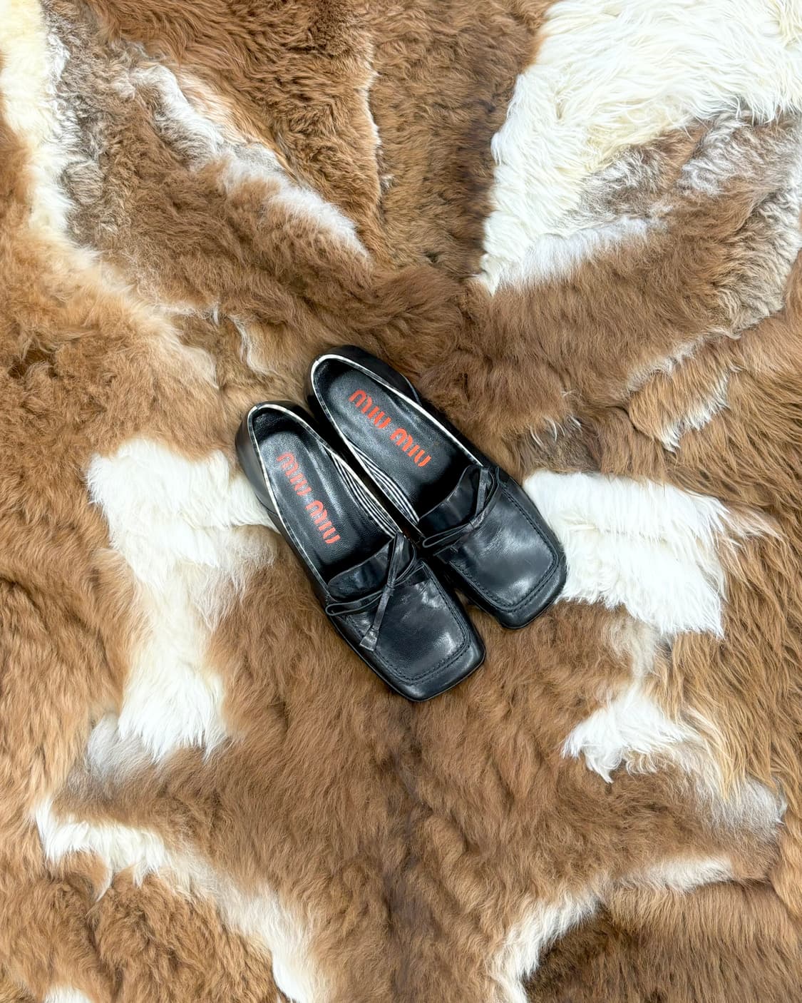 미우미우 블랙 스퀘어 토 로퍼 상품이미지1