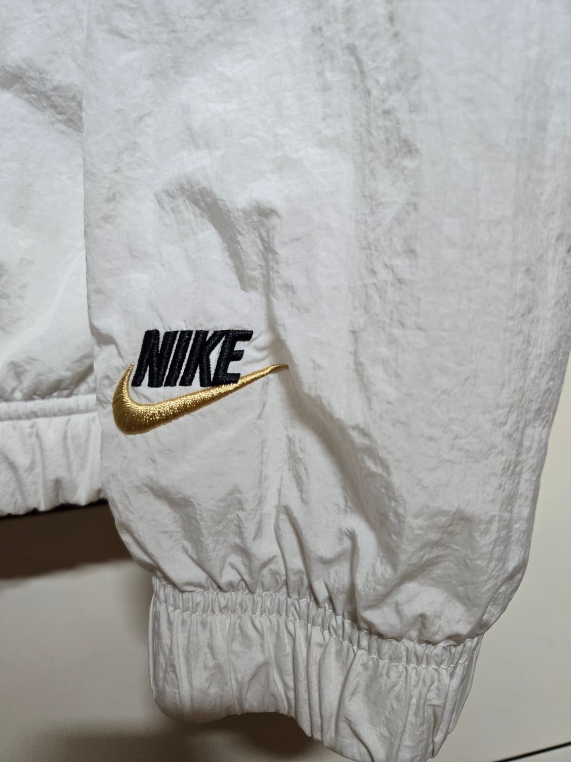 나이키 화이트 우븐 바람막이 점퍼 상품이미지4