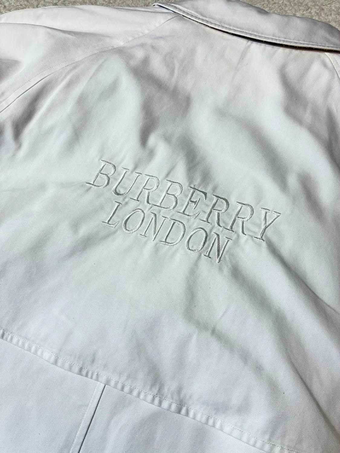 버버리 90's 백 자수로고 트렌치 코트 PN7548 상품이미지3