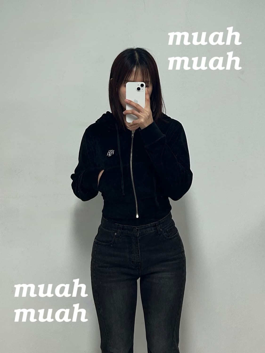 무아무아 자수로고 벨벳 크롭 후드집업 블랙 상품이미지1