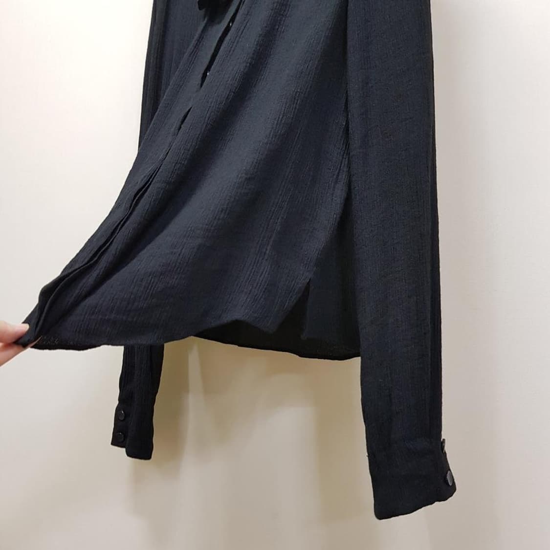 한섬 마인 23SS  러플 블랙 블라우스 76-90-155사이즈 상품이미지4