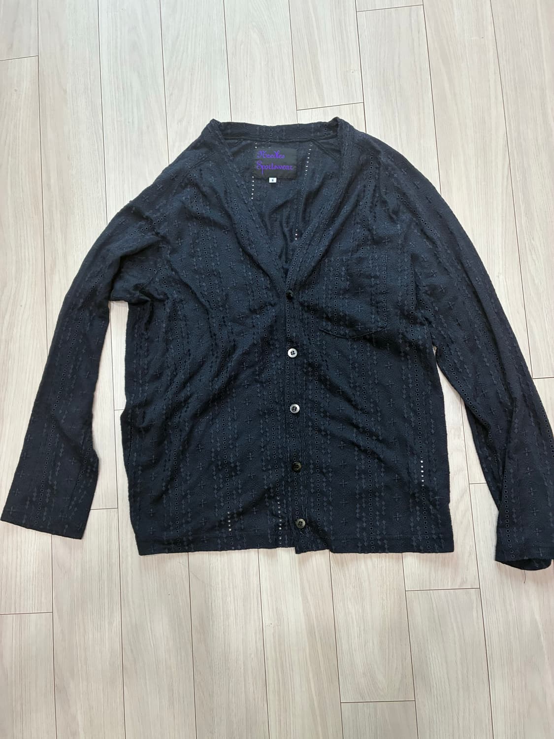 [정품] Needle 아이렛 자수 브이넥 가디건 — 블랙/스몰 상품이미지1