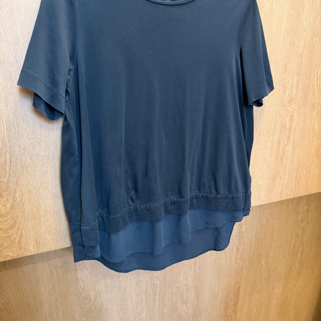 코스 라운드넥 반팔 티셔츠 밑단 실크 레이어드 디테일 루즈핏 블랙 상품이미지4