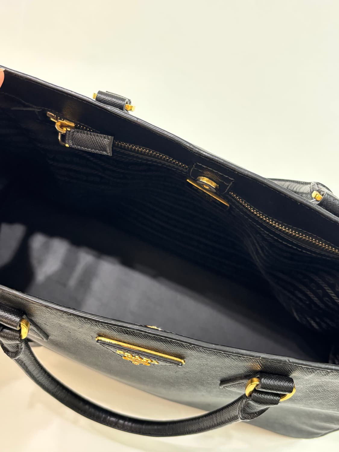Prada 프라다 삼각 로고 블랙 레더 토트백 상품이미지7