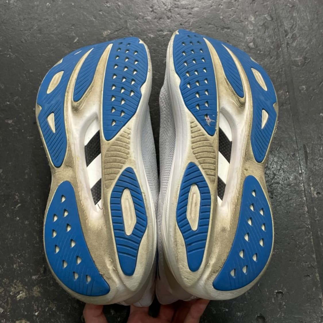 290 호카 스카이워드 X 코스믹 그레이 실버 러닝화  상품이미지5