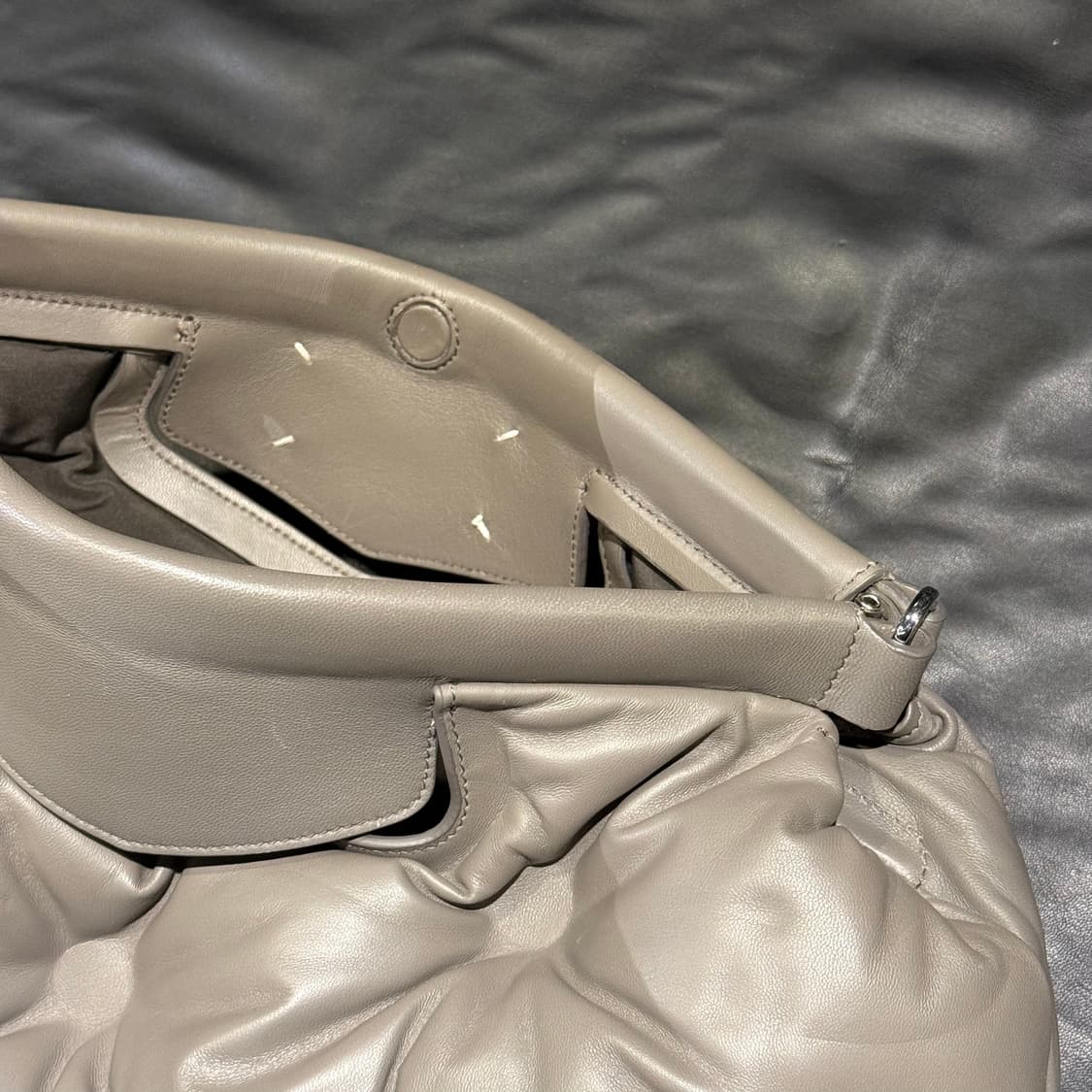 메종 마르지엘라 글램 슬램 미디움 레더 숄더백 그레이 상품이미지7