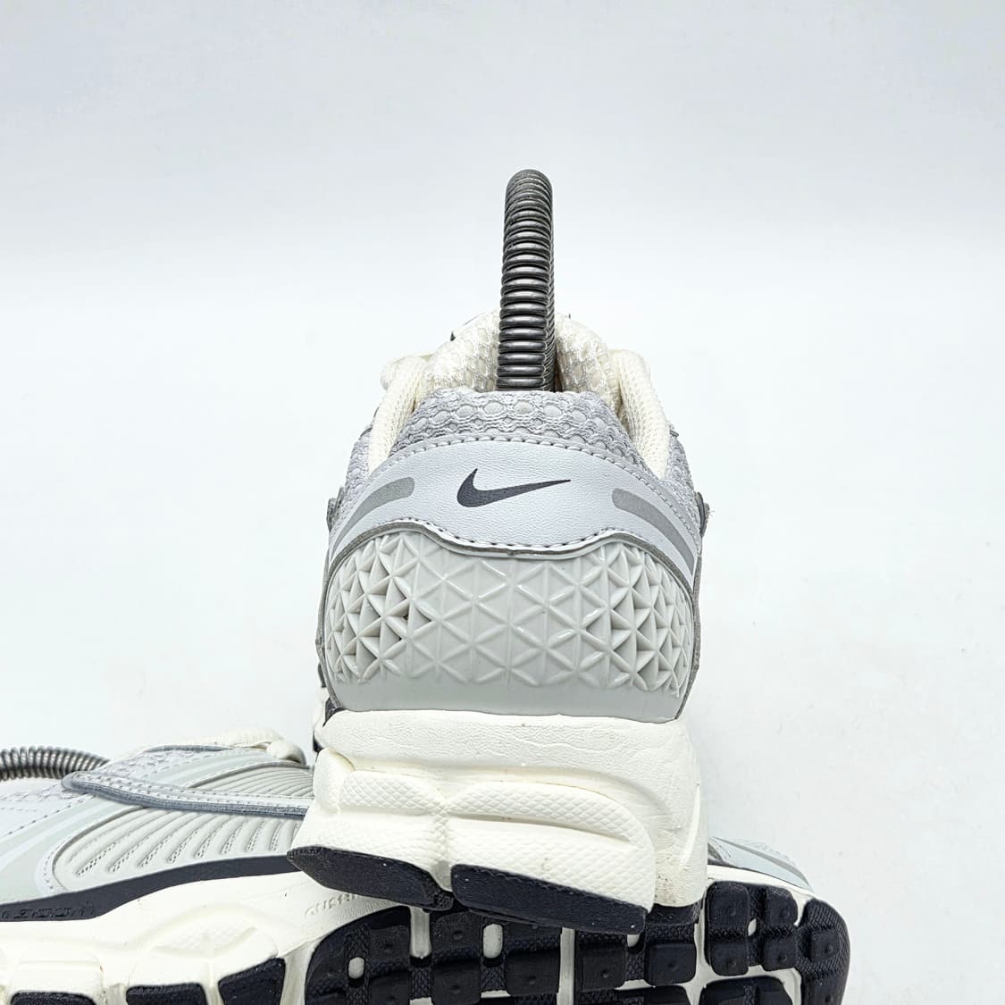 나이키 우먼스 줌 보메로 5 포톤 더스트 앤 메탈릭 실버 (240) 상품이미지2