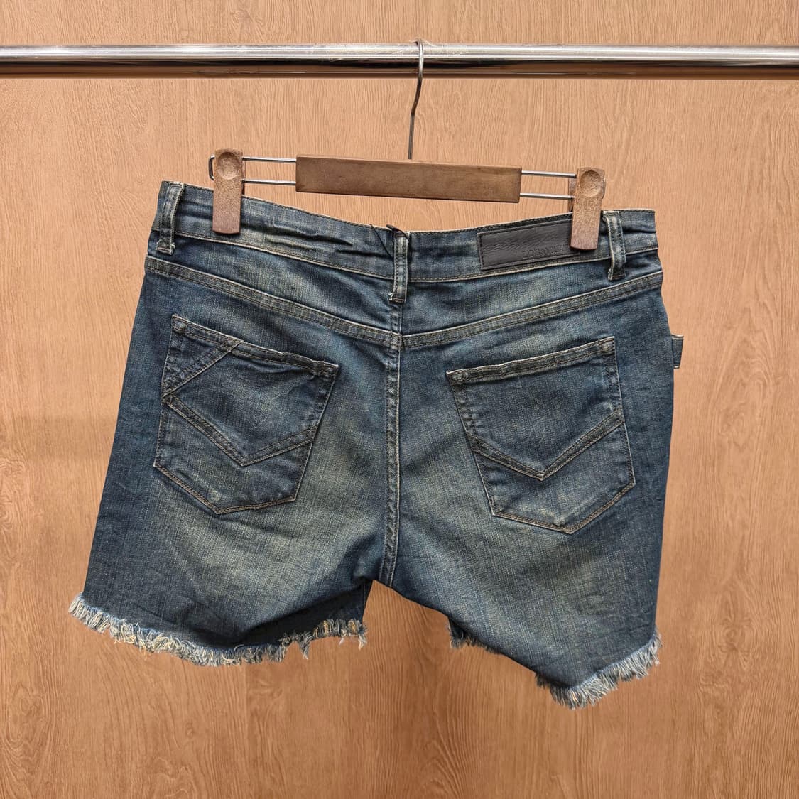 쟈딕 앤 볼테르 데님 숏 팬츠 스컬 스터드 밑단 프린지 디테일 진청 상품이미지3