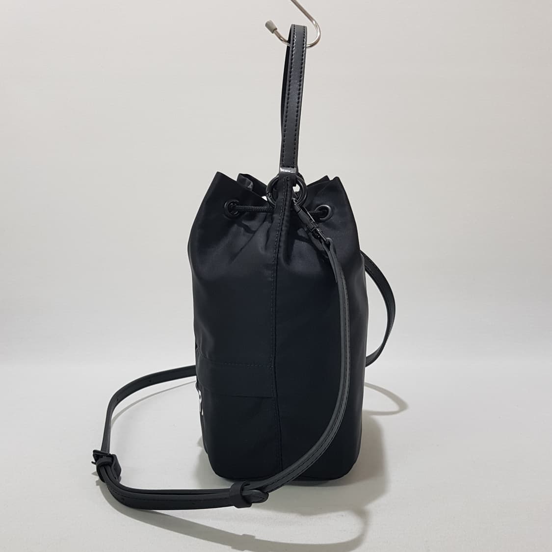 버버리 포이베 파우치 버킷백 블랙  상품이미지4