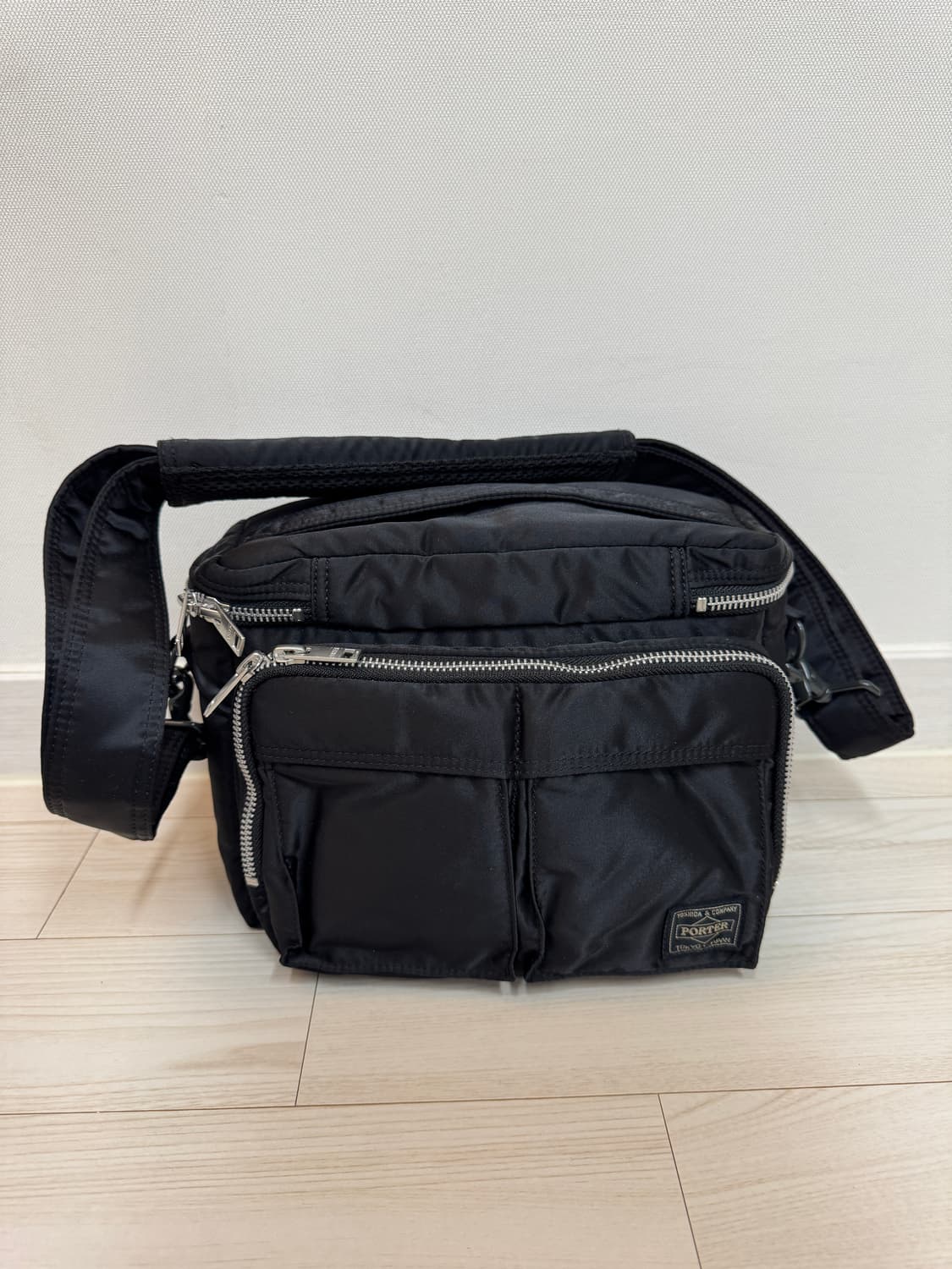 강민경 포터 탱커 카메라 백 블랙 상품이미지1