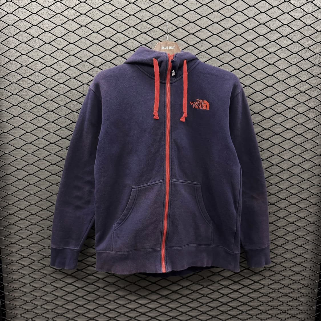 노스페이스 하이라이트 후드집업 기모안감 레드포인트 후면 빅로고 디테일 상품이미지2