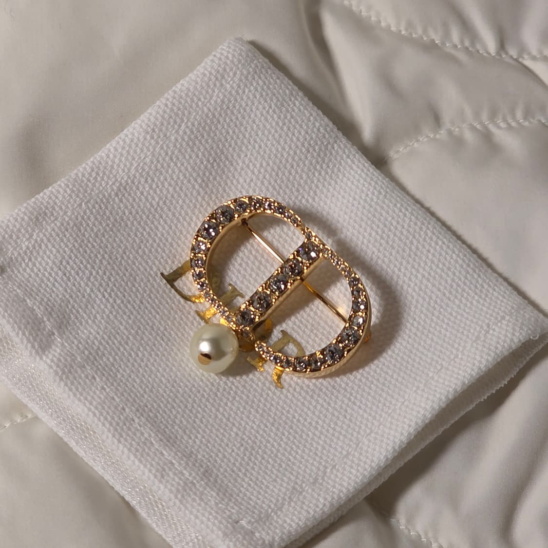 디올 쁘띠 cd 브로치 화이트 상품이미지4