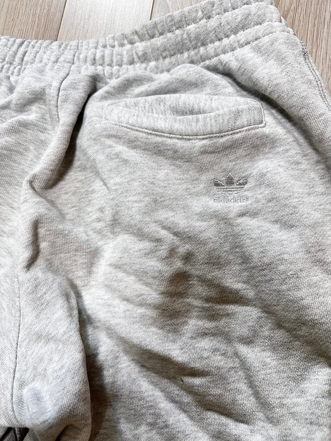 퍼렐 윌리엄스 x 아디다스 베이식 팬츠 그레이 상품이미지5