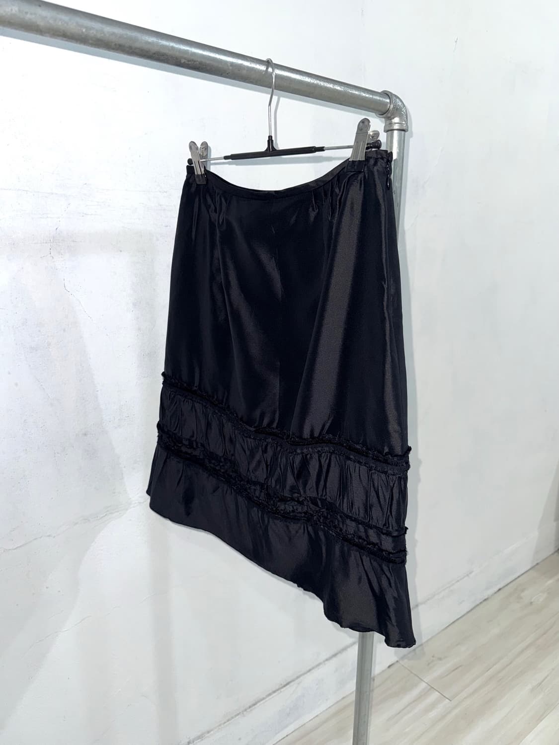 Black Wrinke Detail Midi Skirt 상품이미지1