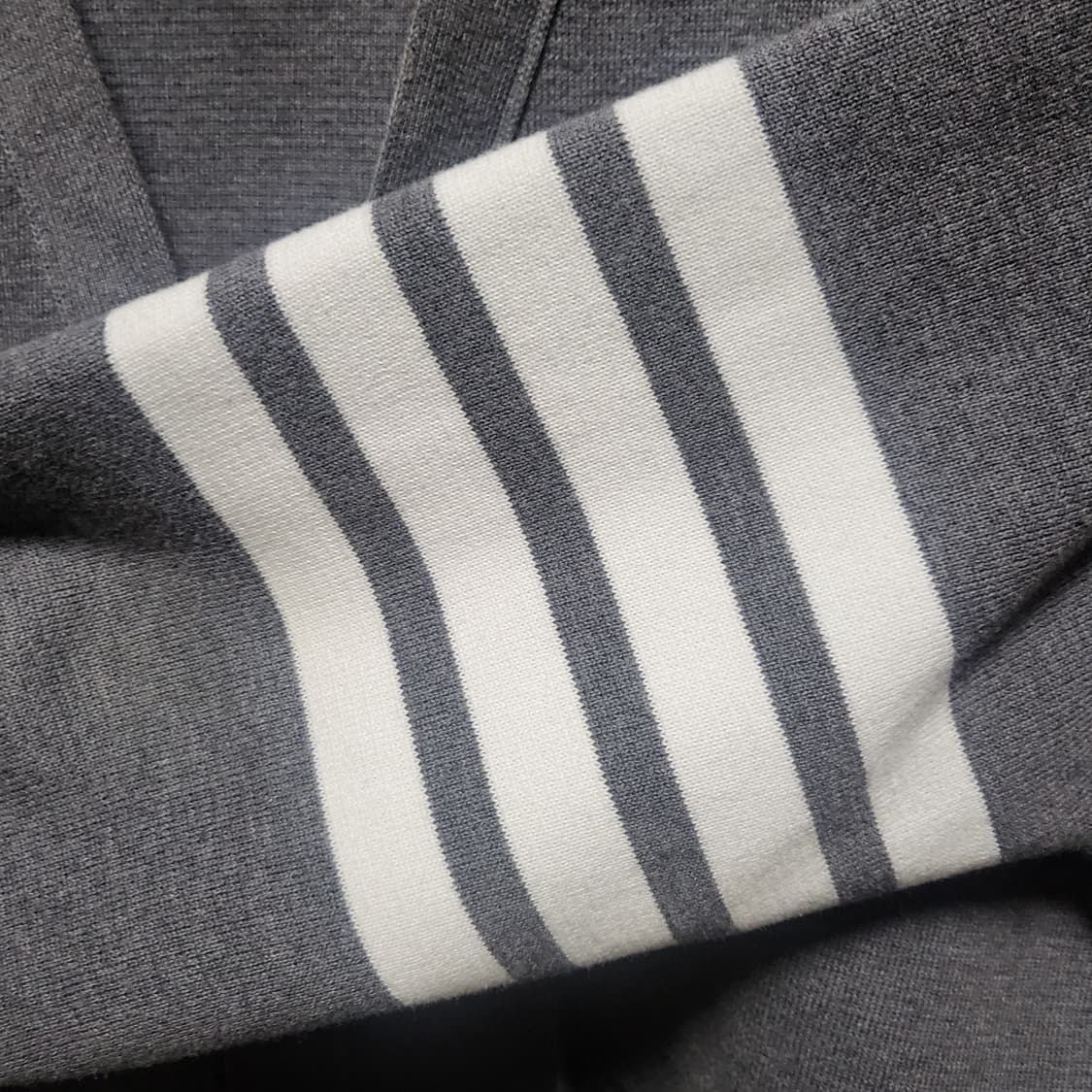 [신형] 2 / 톰브라운 사선완장 밀라노 스티치 가디건  상품이미지3