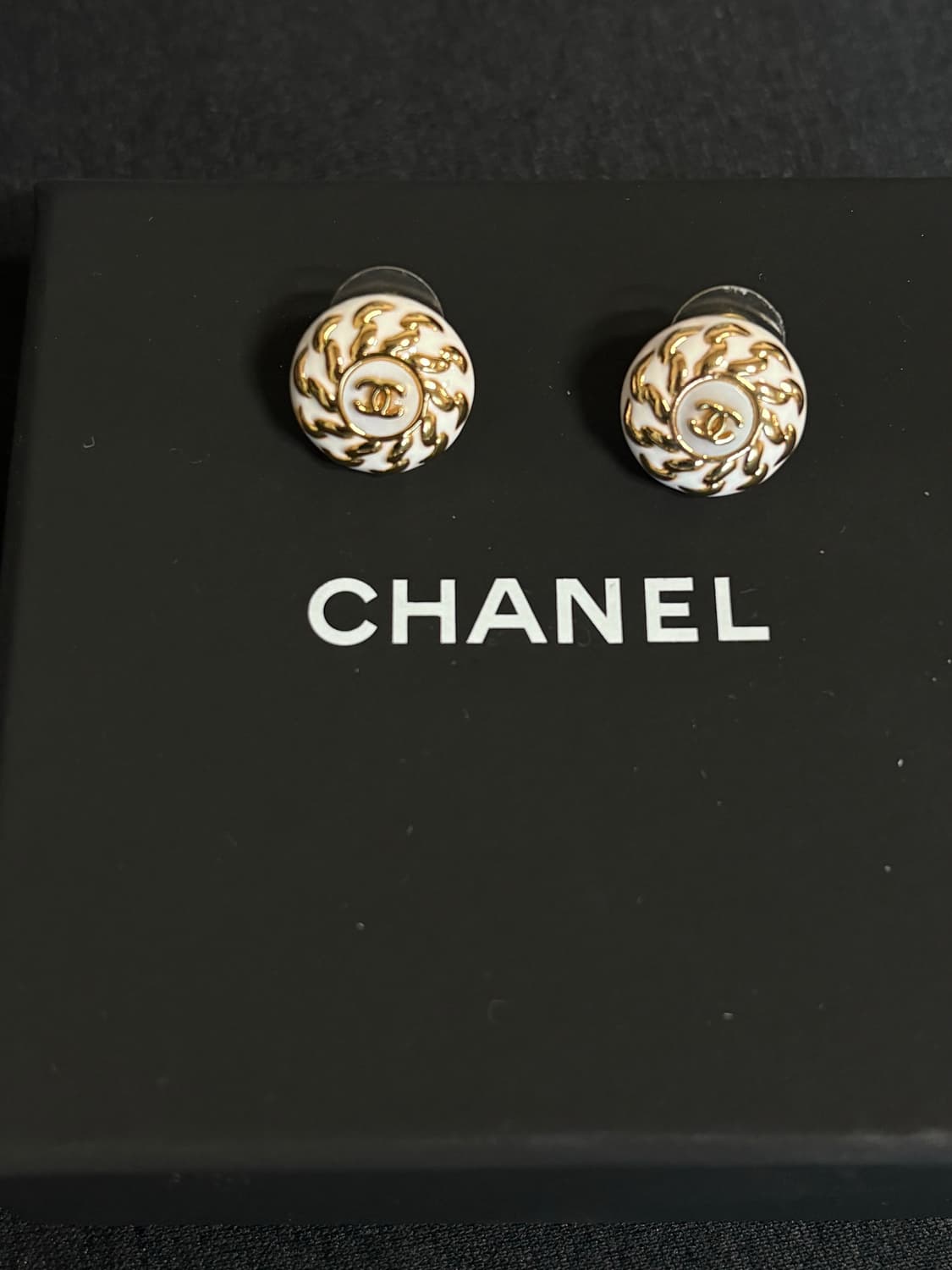 샤넬 정품 cc로고 업사이클링 화이트 골드 라운드 귀걸이 상품이미지2