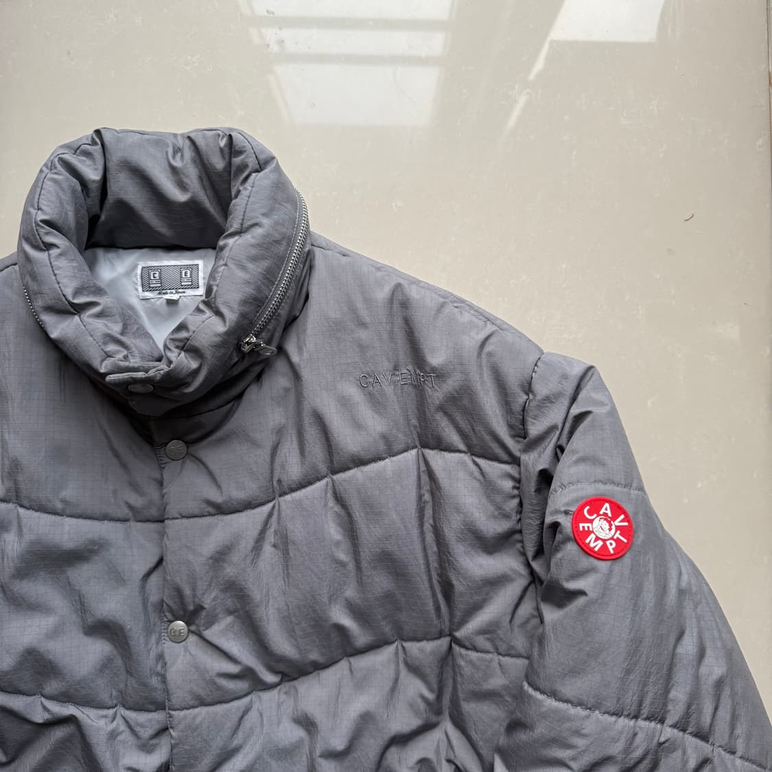 [L] 카브엠트 웨이브 스티치 푸퍼 패딩 그레이 상품이미지1