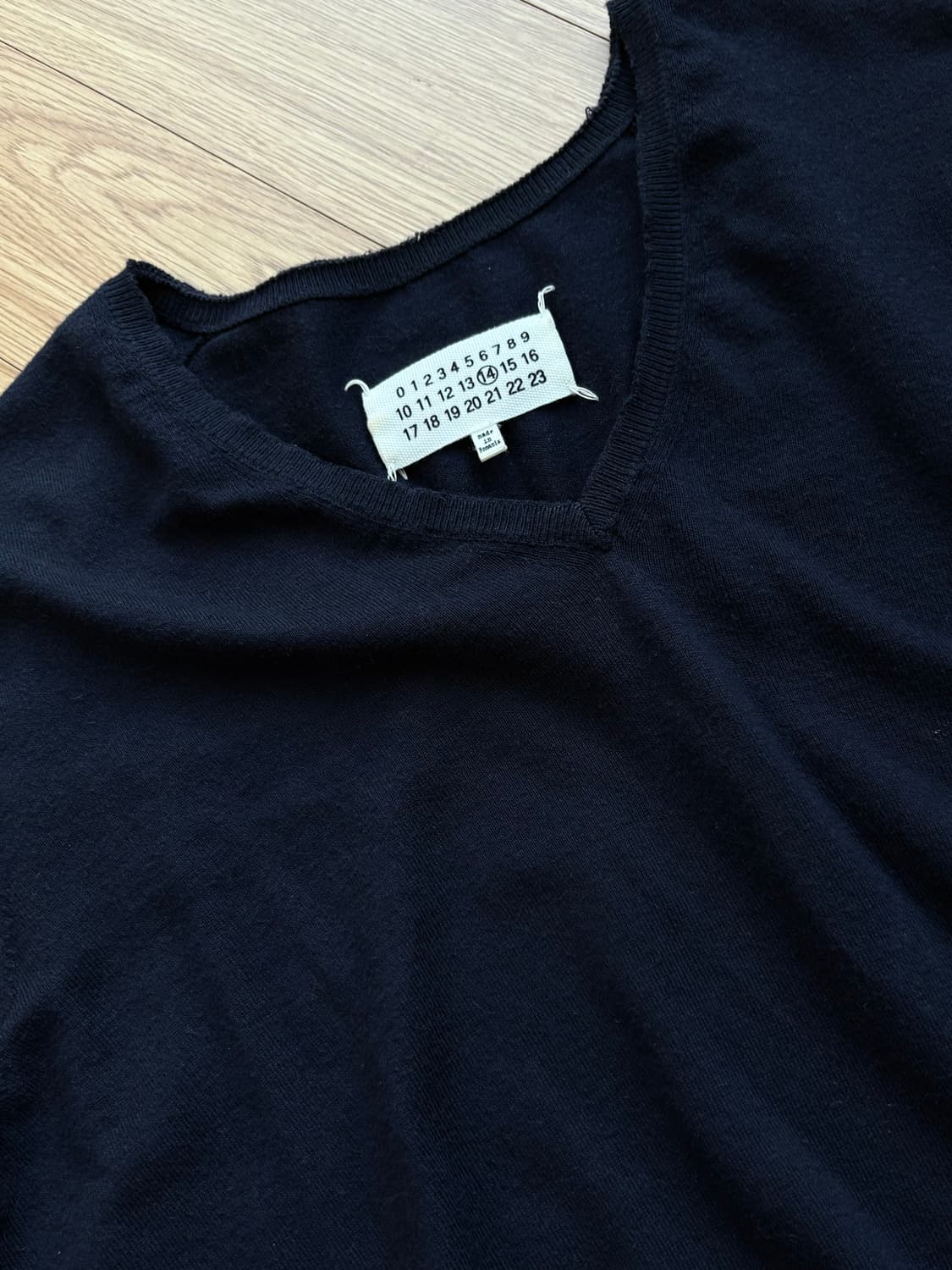 마르지엘라 데미지 브이넥 니트 상품이미지1