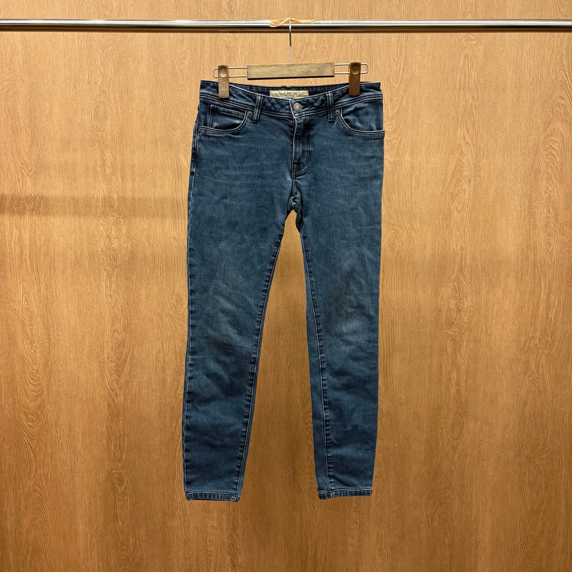 버버리 스트레치 스키니 데님 팬츠 각인 라벨 미니멀 포켓 디테일 진청 상품이미지2