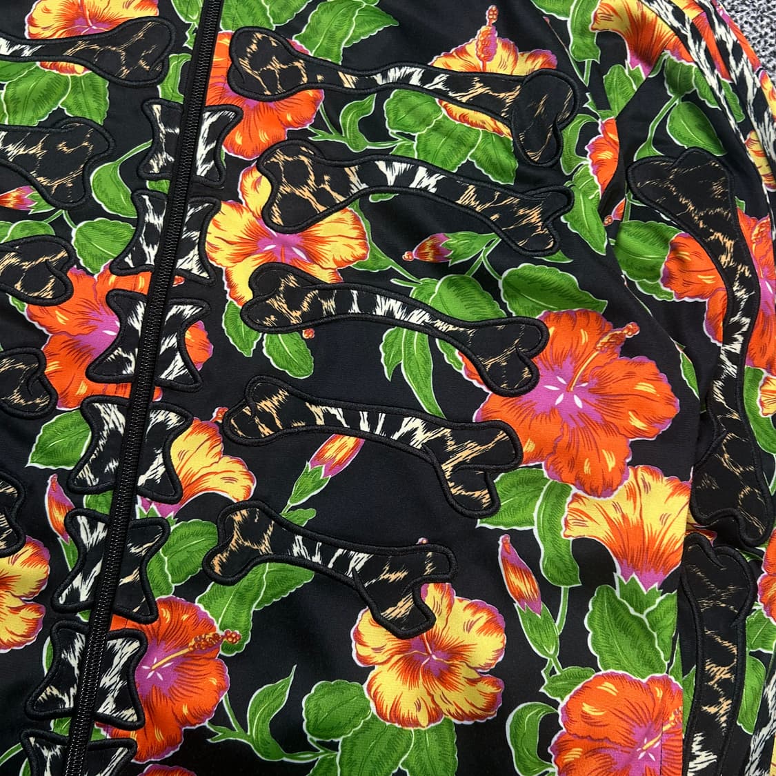 제레미 스콧 X 아디다스 플라워 본 트랙탑 져지 상품이미지5