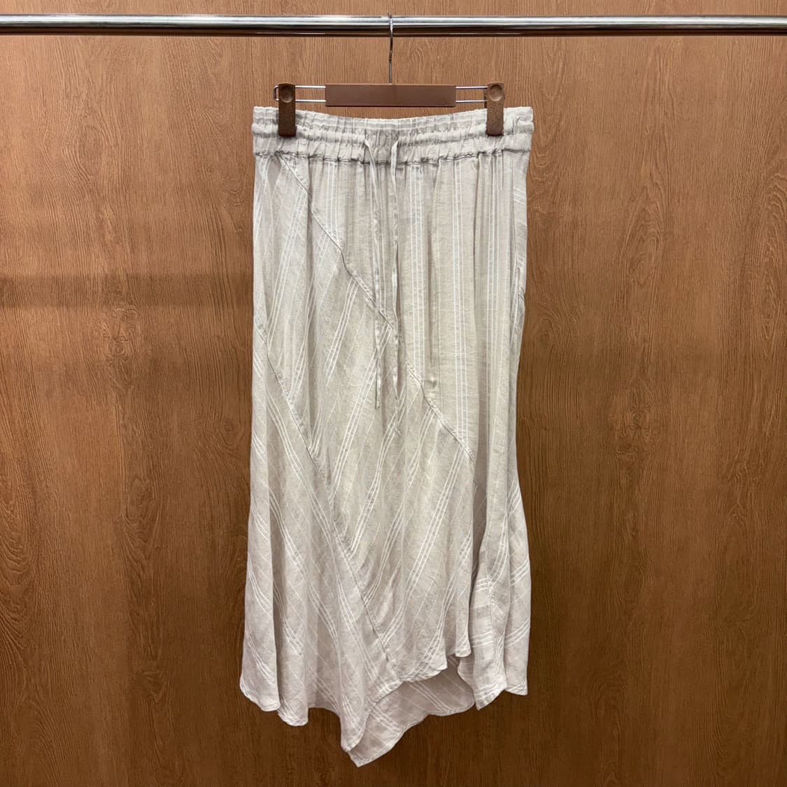 도나카란 뉴욕 스트라이프 롱 스커트 밴딩 스트링 언밸런스 밑단 베이지 상품이미지2