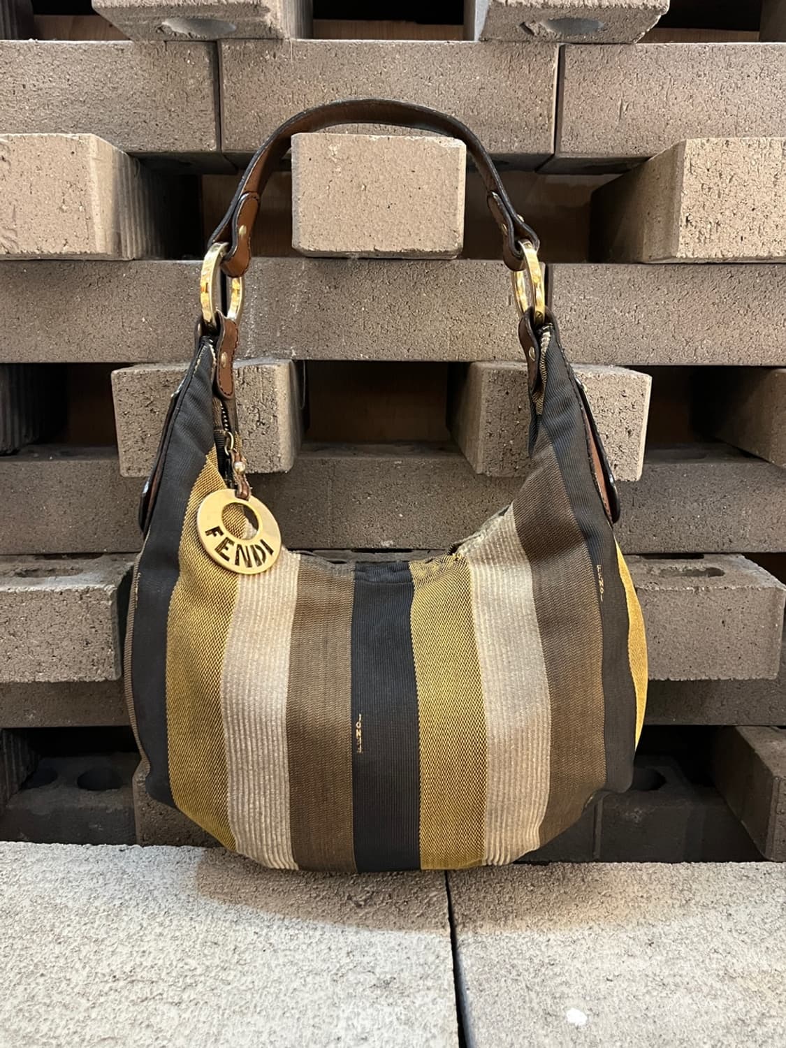 펜디 페킨 스트라이프 호보 백 상품이미지1