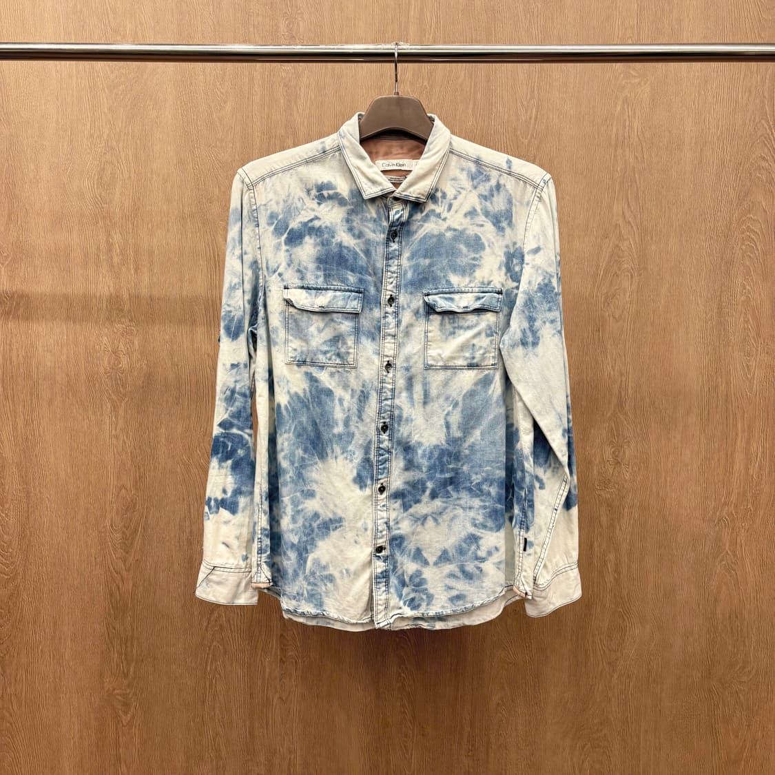 캘빈클라인 클래식 코튼 데님 셔츠 타이다이 워싱 플랩 포켓 디테일 블루 상품이미지2