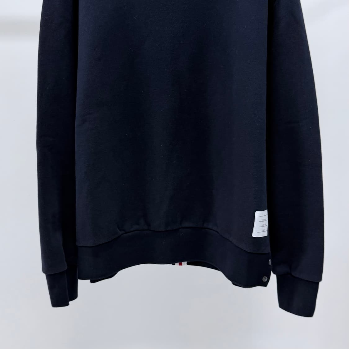 [S급/5] 톰브라운 백삼선 스트라이프 맨투맨 네이비 상품이미지5